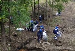 Работники Владимирского ЛПУМГ очищают склоны устья родника