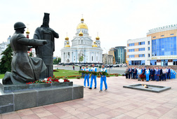 Церемония возложения венков к монументу воинам — уроженцам Мордовии, погибшим в годы Великой Отечественной войны