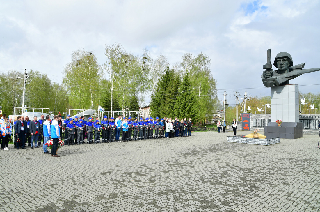 Возложение цветов к монументу "Вечный огонь" в с. Вад Нижегородской области