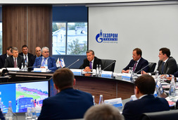 Виктор Зубков (в центре) во время совещания по перспективам развития газомоторного рынка в стране